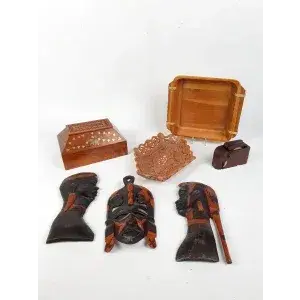 Coffret en bois, masques muraux et divers