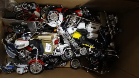 1 karton z modelami motocykli