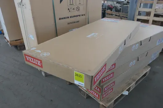 VELUX - Roof window installation frame set with insulation frame and connection apron, size SK06 (114 x 118 cm), on pallet