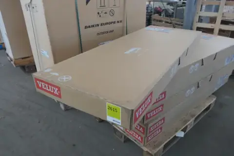 VELUX - Zestaw ramy montażowej do okna dachowego z ramą izolacyjną i fartuchem przyłączeniowym, rozmiar SK06 (114 x 118 cm), na palecie
