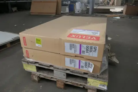 2x VELUX - Střešní okna výklopná, velikost MK06 (78 x 118 cm), na paletě
