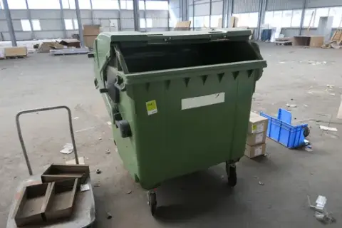 Duży pojemnik na odpady z okrągłą pokrywą, plastikowy, zielony, jezdny