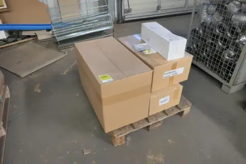 Mixed lot of sanitary and other items, DAIKIN articles, accessories for heat pumps, on pallet