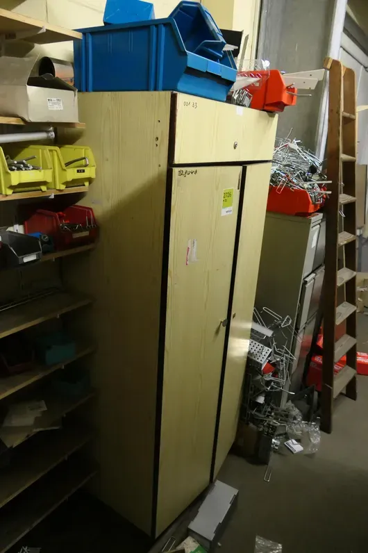 Schrank, Holzdekor, 2-türig, mit Inhalt u. a. Lagerkästen und Kleinteile