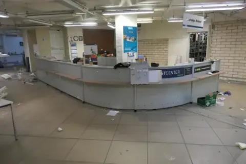 Comptoir de vente, env. 11 m, sans contenu