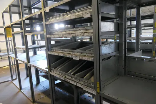 Lot opslag- en bedrijfsuitrusting, o.a. opslagkisten en materiaal