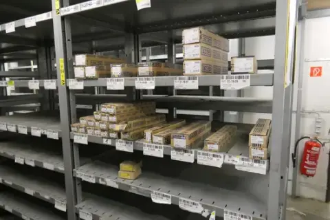 Mixed lot of construction, electrical and DIY materials, including GEZE door closers