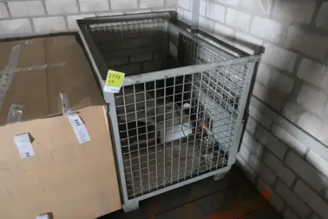 Pallet box with contents, including washbasins