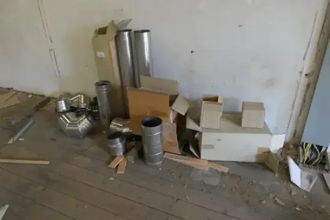 Lot de tubes métalliques, coudes et pièces de formage, entre autres manchons muraux