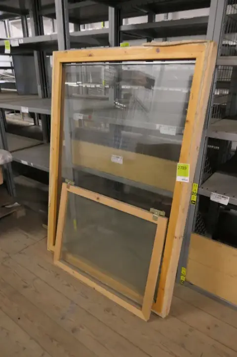 Lot de fenêtres en bois, vitrées, tailles diverses