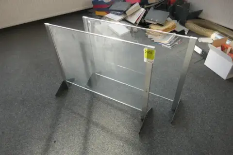 2 cloisons vitrées avec pieds
