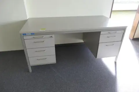 Bureau avec tiroirs