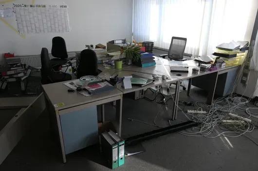 Desk with 4 office chairs, without contents