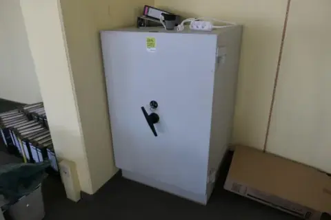 Coffre-fort/armoire de sécurité, niveau de sécurité C1, poids à vide 740 kg, avec clé, sans contenu