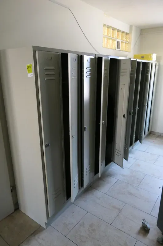 4x armoires vestiaires en métal, grises