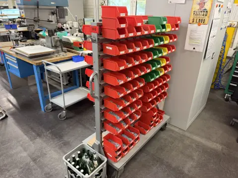 Wózek z pojemnikami otwartymi
