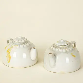 Twee waterdruppelaars met chrysanten-decor, China, Yuan / Ming-dynastie.