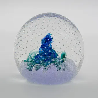 COLIN TERRIS. BRIEFBESCHWERER AUS KUNSTGLAS, SCHOTTISCHE MANUFAKTUR CAITHNESS GLASS, MODELL „FASCINATION“ (W28221), ABSTRAKTES BLAU-GRÜNES WIRBEL-ELEMENT UND EINGEARBEITETE LUFTBLÄSCHEN, SIGNIERT.