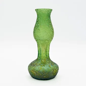GRÜNE GLASVASE VON DER GLASFABRIK ELISABETH, ÜBERFANGEN VON EINER MATTEN, IRISIERENDEN OBERFLÄCHE MIT KRÖSELAUFSCHMELZUNGEN, JUGENDSTIL, UM 1900.