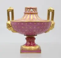 Kleine pronkvaas, Sevres, roze met gouddecoratie, minimaal afgewreven, rond 1900, ca. H 10,5 cm