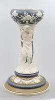 Probablement base d'un centre de table, Villeroy & Boch Mettlach, reliefs de personnages, probablement vers 1900, env. H 33 cm
