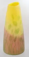 Hoge tweekleurige kunstglasvaas, geslepen floraal decor, vermoedelijk rond 1910/20, h ca. 39 cm