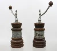 Pár dekorativních mlýnků na koření, moderní, známky použití, cca v. 23 cm