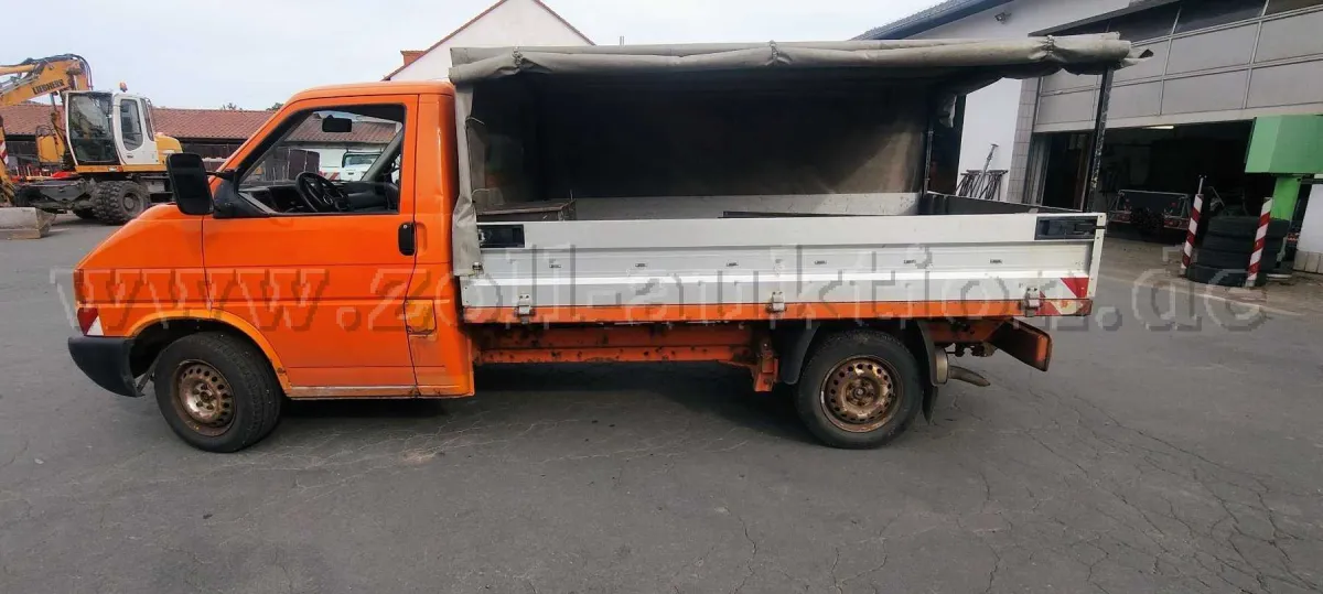 1 VW vrachtwagen open bak diesel met motorschade