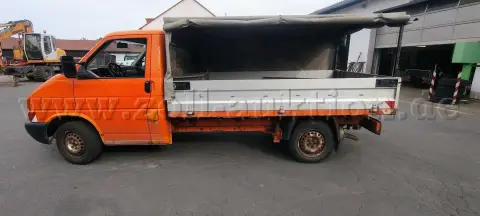 1 VW vrachtwagen open bak diesel met motorschade