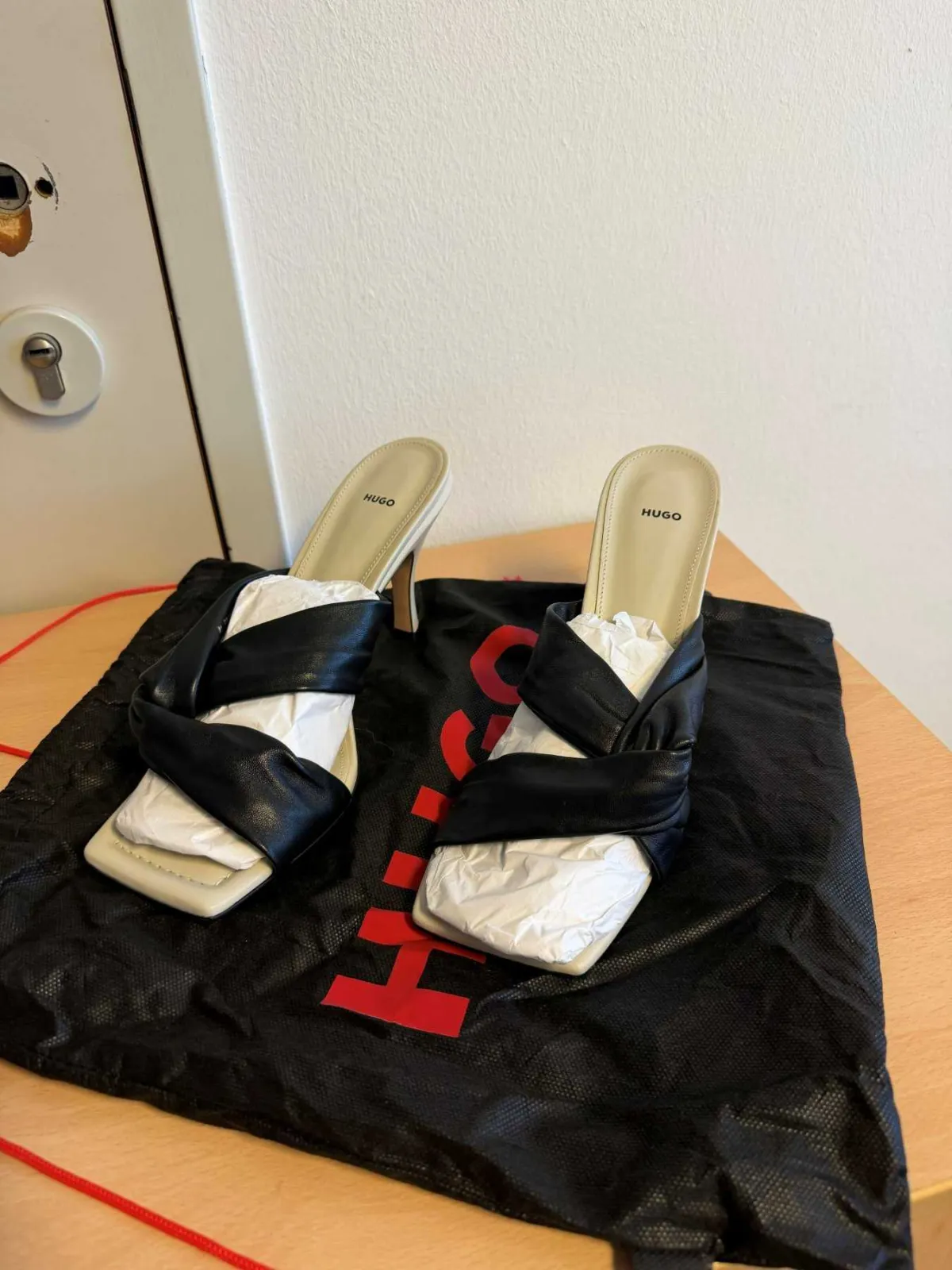 1 paire de chaussures à talons Hugo Boss, blanc/noir, taille 41, neuves