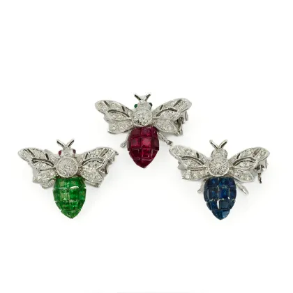 Set broches met gekleurde edelstenen en diamanten "Drie bijen"