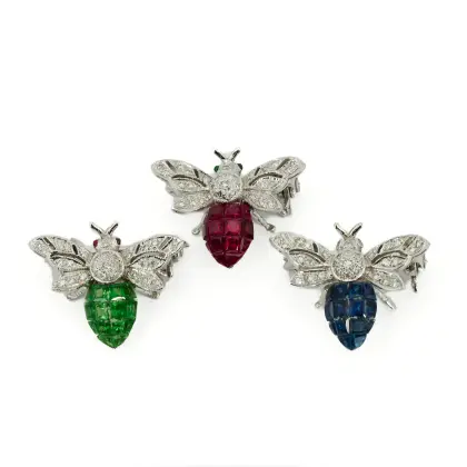Ensemble de broches en pierres de couleur et diamants « Trois abeilles »