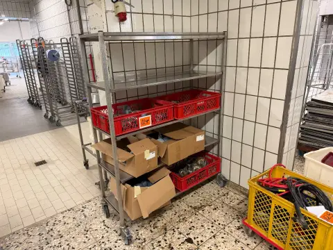 Regał ze stali nierdzewnej (z różnymi rolkami transportowymi)
