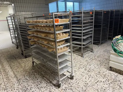 Wózek transportowy (z chlebem...)