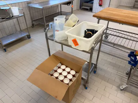 Serveerwagen (met diverse voorwerpen)