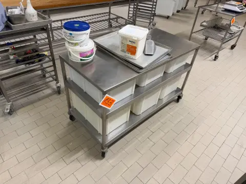 Werktafel van roestvrij staal (met diverse voorwerpen)