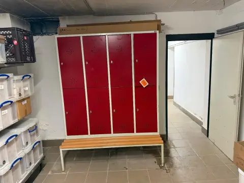 Metal locker (8 doors)