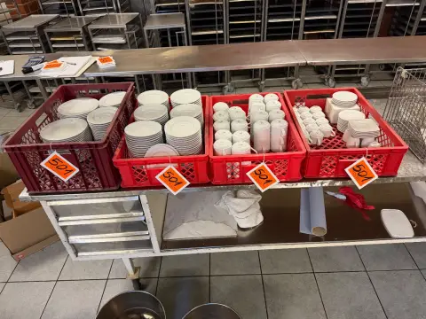 Lot of dishes (with 4 baskets)