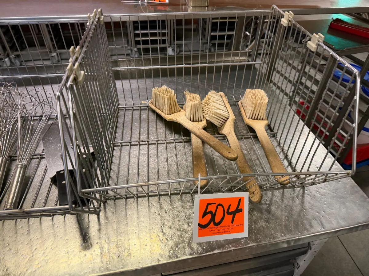 Basket (with brushes)