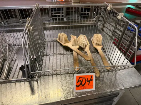 Basket (with brushes)