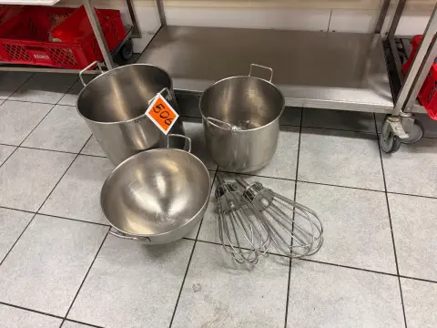 Lot of kettles (3 pieces) + (2 whisks)