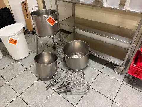 Lot of kettles (3 pieces) + (3 whisks) + (1 base)