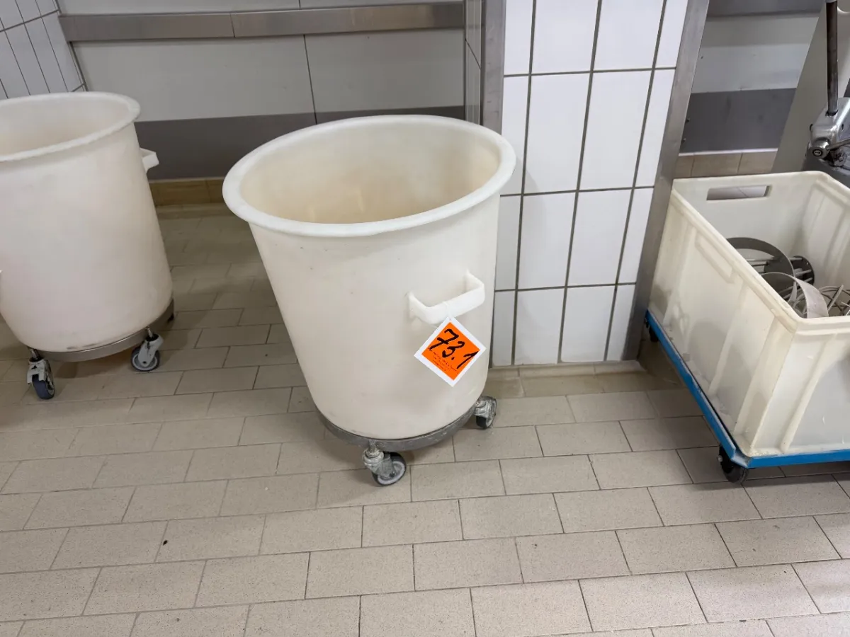Récipient en plastique (avec couvercle)