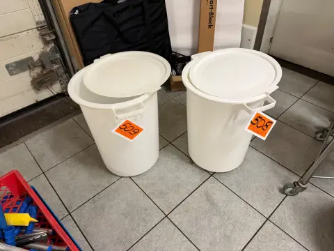Plastic container (with lid)