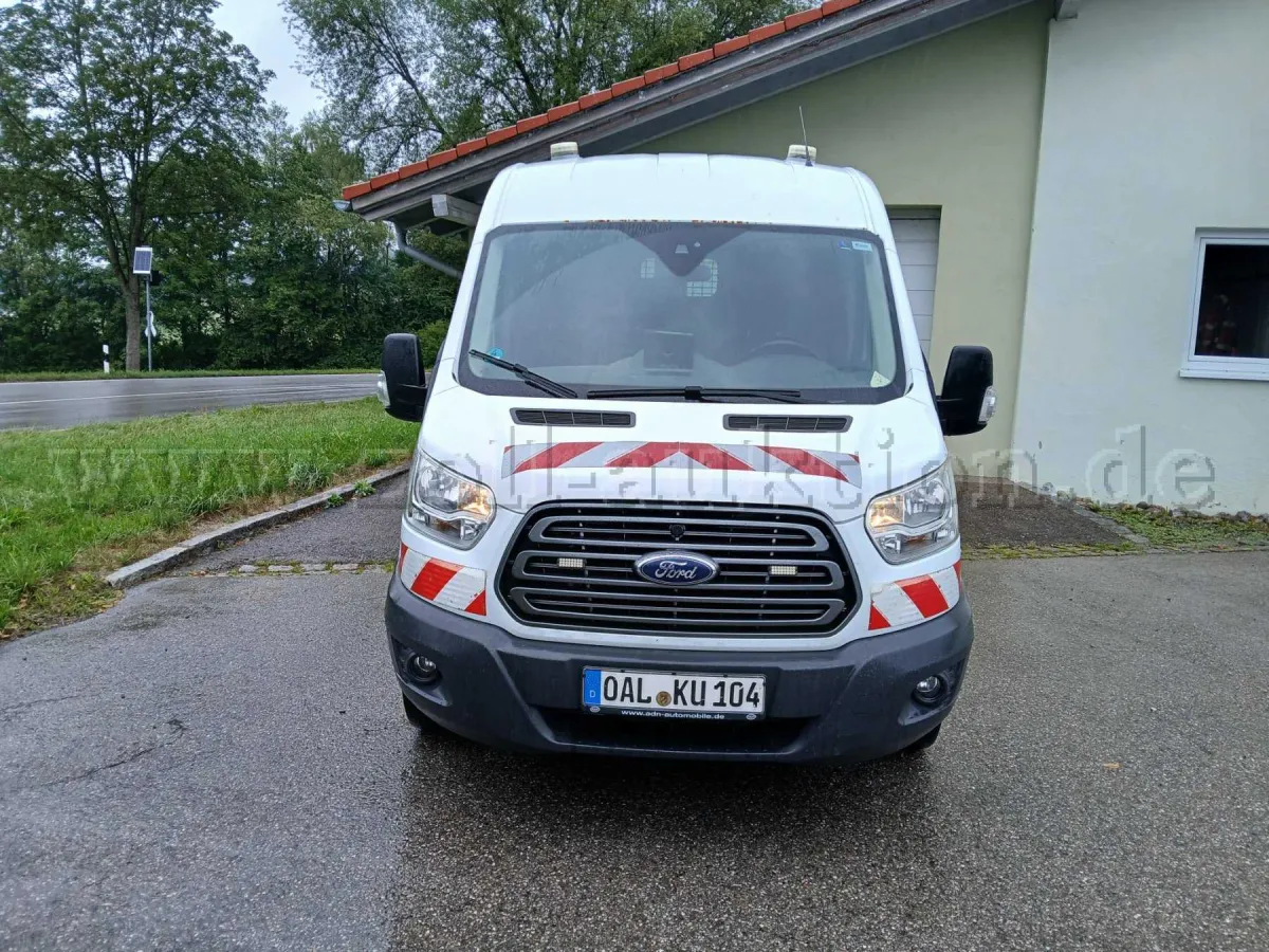 1 Ford Transit (OAL-KU 104)