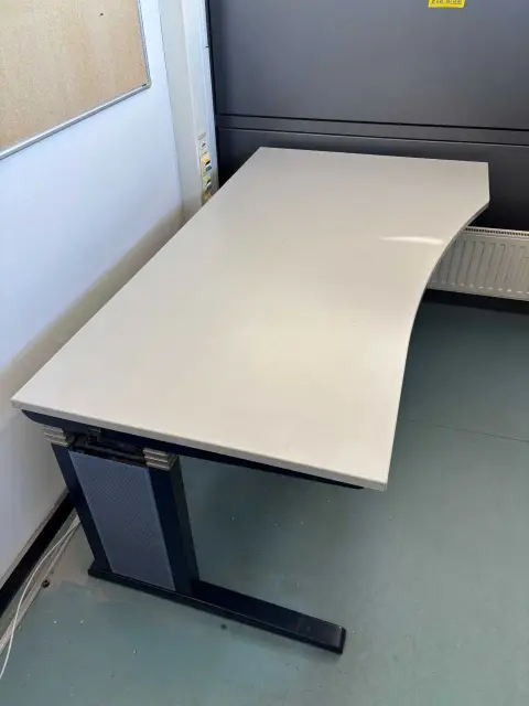 1 psací stůl Werndl 180x80 cm volný tvar
