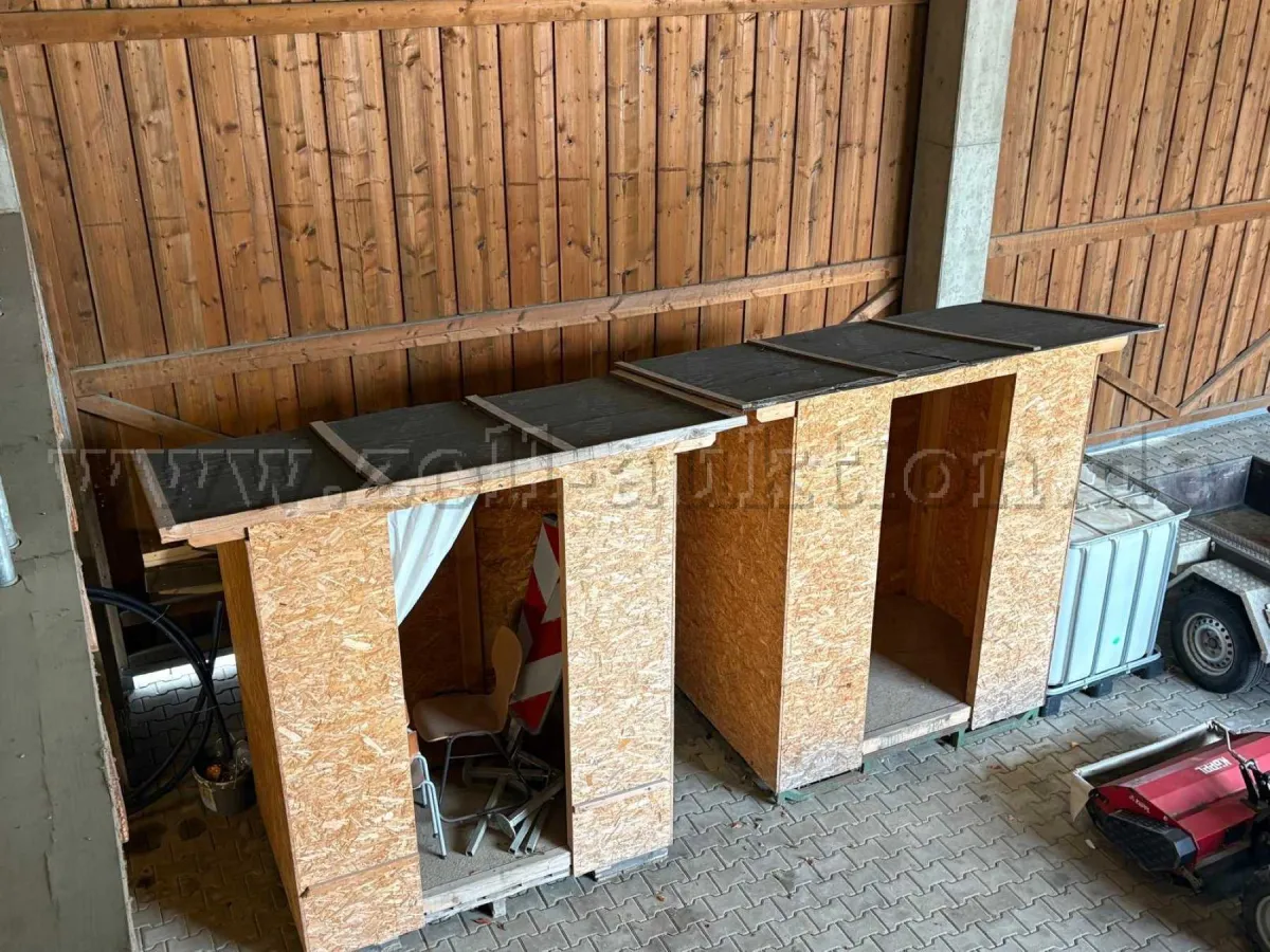 2 gatehouses made of OSB, incl. transport pallets - used