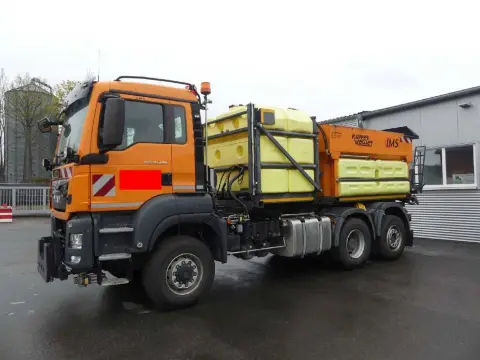 1 nákladní automobil MAN TGS, nakládací jeřáb HMF, sypač Küpper, sklápěč Meiller - poškozený