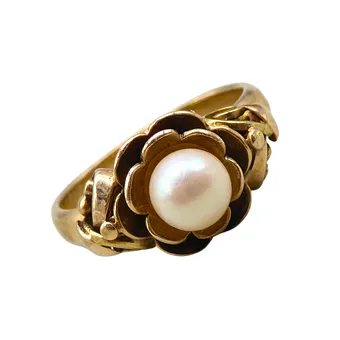 333ER GELBGOLDRING MIT EINEM BLÜTENFÖRMIGEN RINGKOPF, DER IN DER MITTE EINE WEISSE PERLE FASST.
