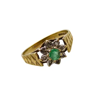 375 yellow gold ring with emerald and 8 diamonds in flower shape.